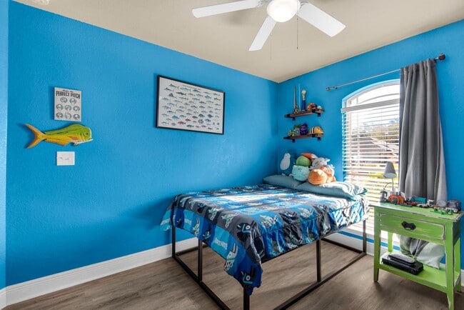 Building Photo - Splash in with a4/2 pool home in Holly-Cli...