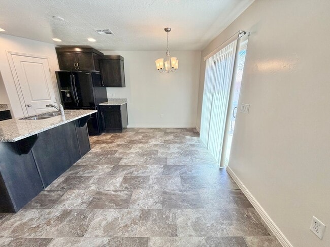 Building Photo - Town home in Little Valley Area. End Unit!!