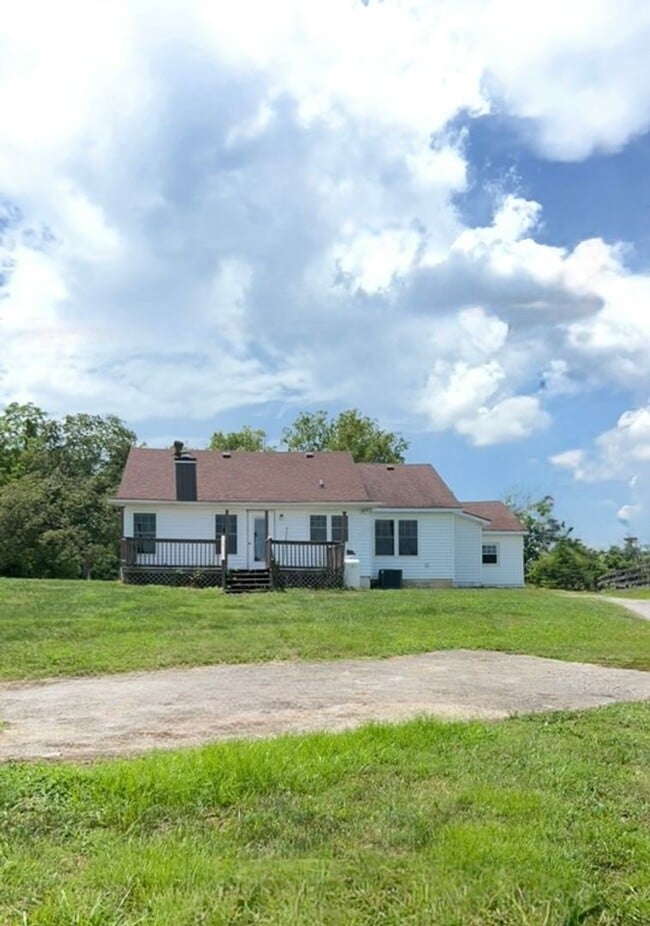 Building Photo - Country living at its finest!