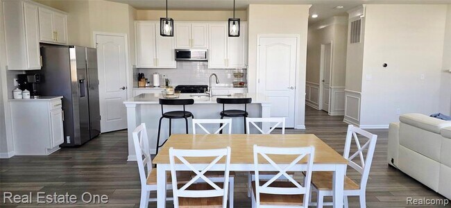 Building Photo - 2720 Tulip Wy