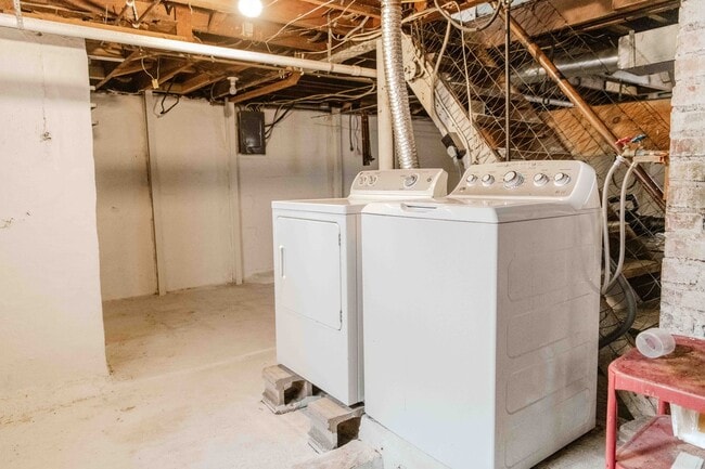 Building Photo - Charming 3 Bedroom Home with Hardwood Floo...