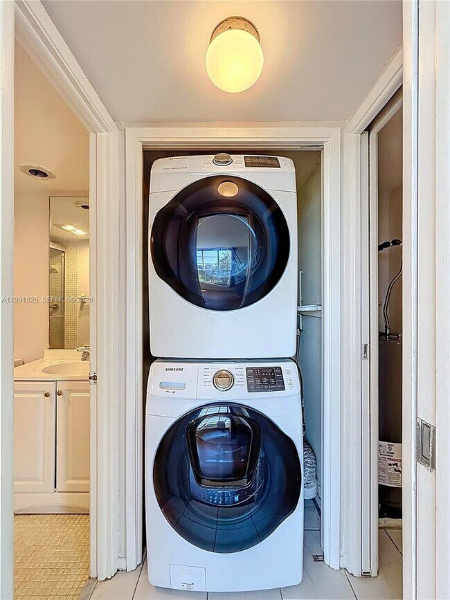 Building Photo - 605 Oaks Dr