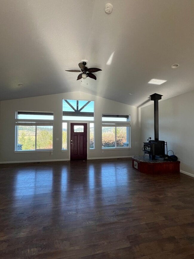 Building Photo - Beautiful Hilltop Country Home with Stunning Views