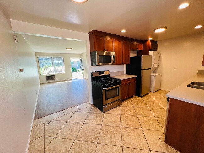 Building Photo - Charming 1 Bedroom unit, completely remodeled with In-Unit Washer/Dryer!