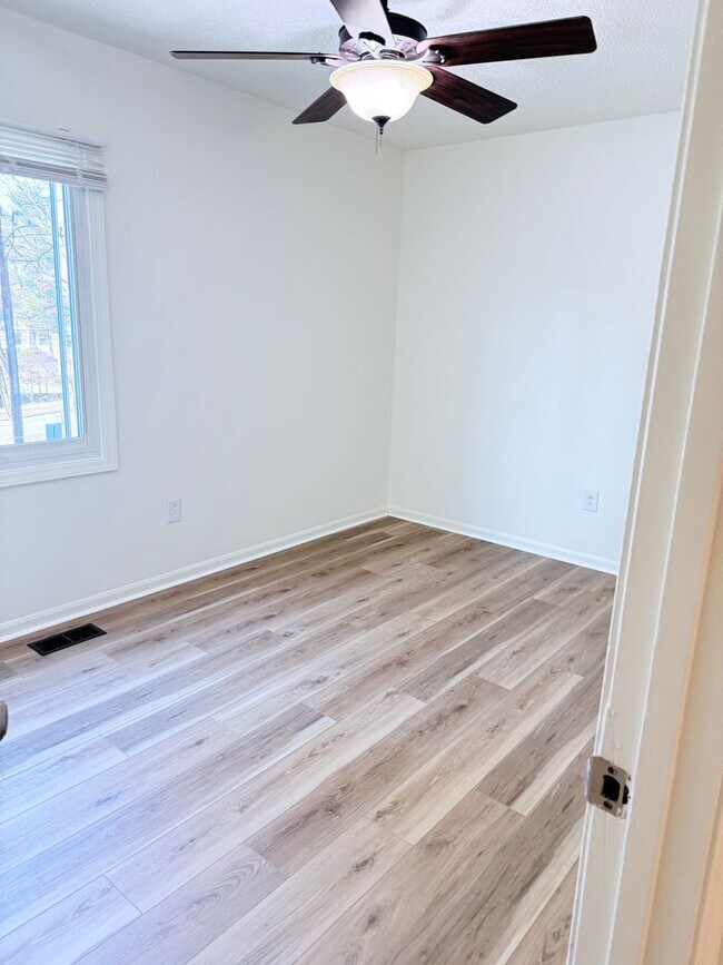 Building Photo - Weston Ridge E