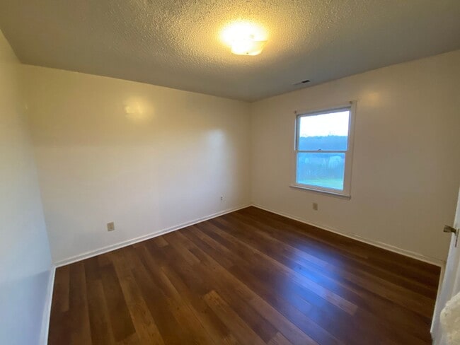 Building Photo - 1142 Airport Rd