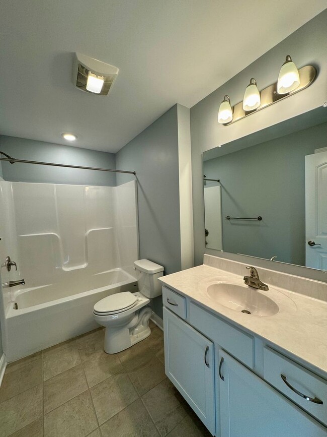 Building Photo - *LIKE NEW!* 3BR/2.5BA Townhouse in Crescen...