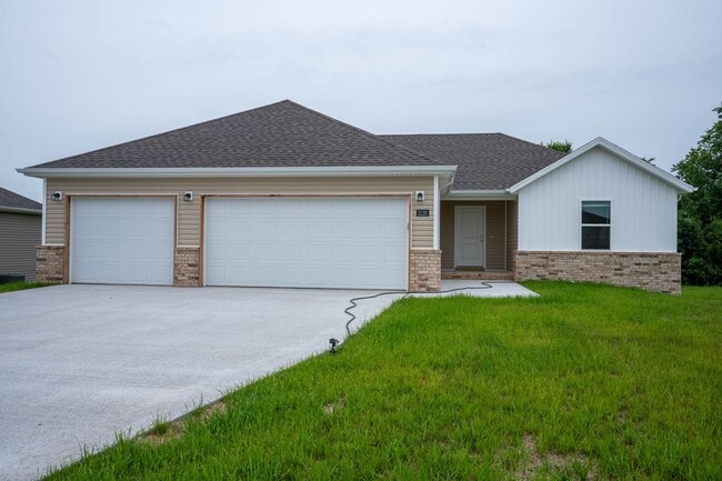 Primary Photo - BRAND NEW 3 BEDROOM HOME - BOLIVAR, MO