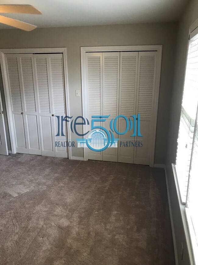 Building Photo - Pleasant Valley Condo