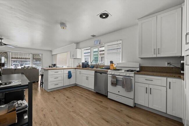 Building Photo - 2 kitchens + no back house!