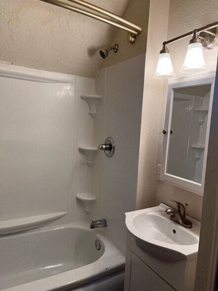 Building Photo - 921 N Hamilton Ave