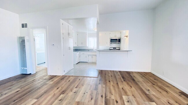 Interior Photo - 1957 Frank St / 2519 Virginia Ave