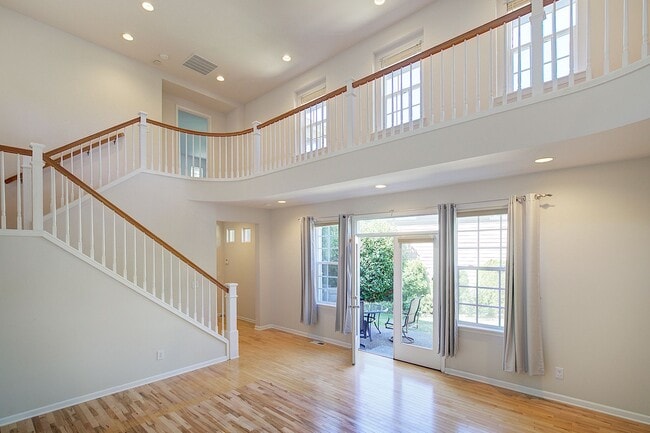 Building Photo - 3Bd/2.5Ba Redmond Home
