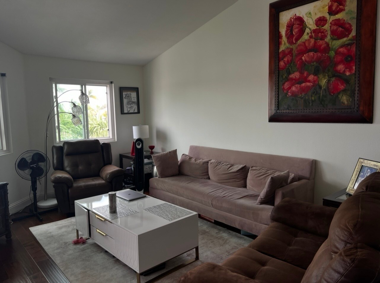 High vaulted ceiling - 3666 3rd Ave
