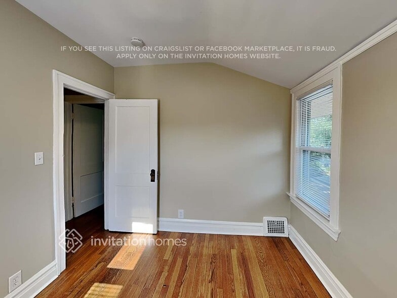 Building Photo - 862 Carpenter Ave