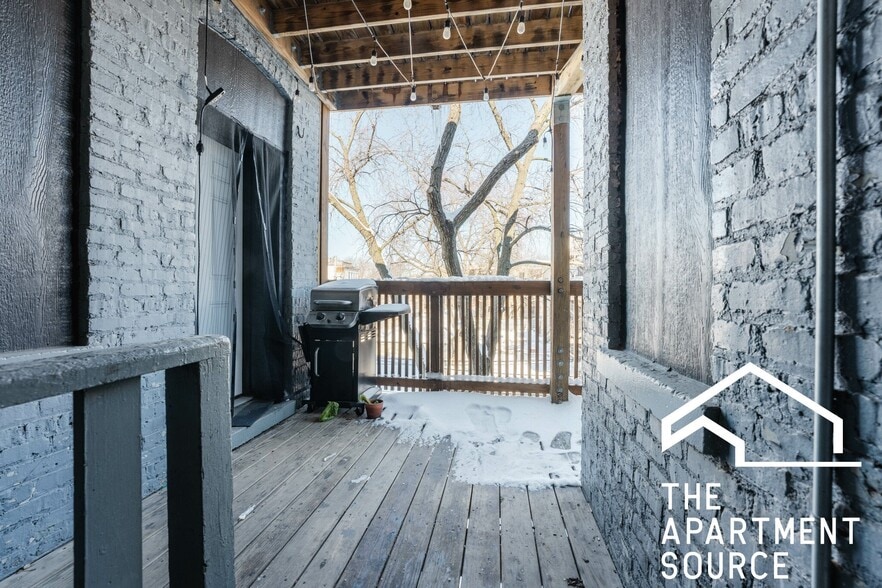 Building Photo - 2228 N Sawyer Ave