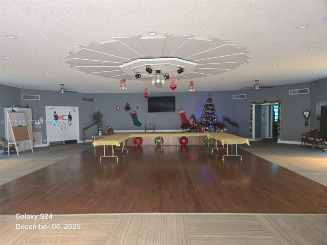 Building Photo - 5181 W Oakland Park Blvd