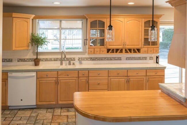 Building Photo - Calle Violeta