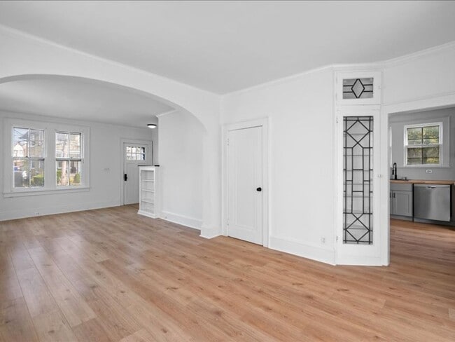 Building Photo - Spacious Pet Friendly 4 Bedroom Rental in ...