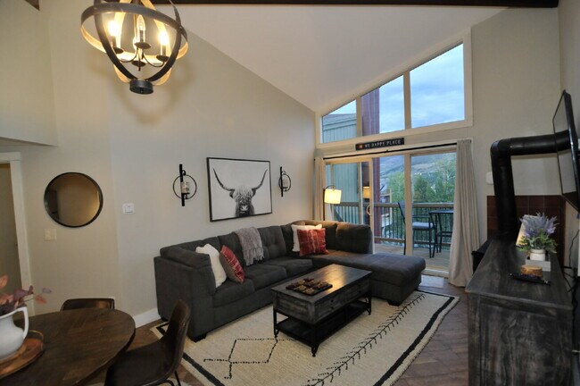 Building Photo - 3 bedroom condo in Wildernest available June 1st!