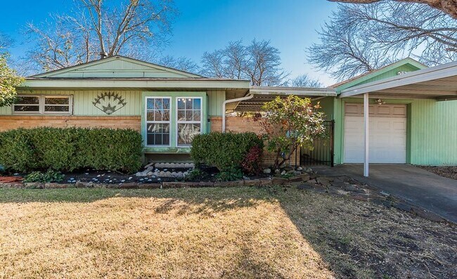 Building Photo - 2442 Oates Dr