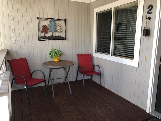 Building Photo - Furnished Condo NW Bend