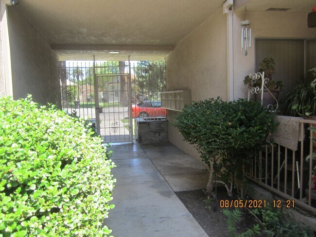 Building Photo - 2 br, 1 bath House - 4314 UNIVERSITY AVE #8