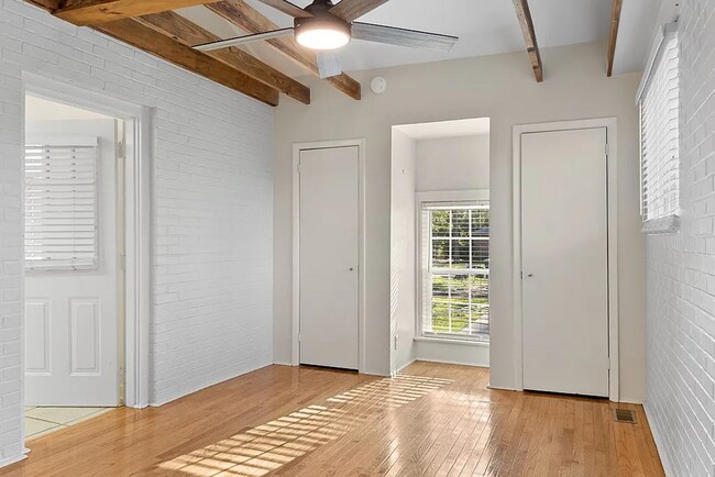 Building Photo - 2206 White Oak Dr