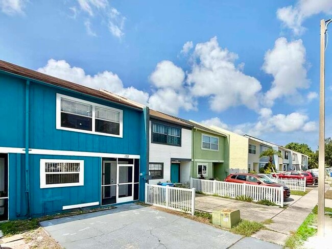 Building Photo - 2820 S Pines Dr