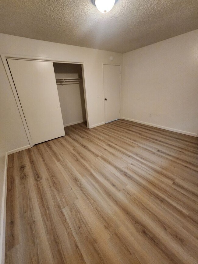 Building Photo - L77700