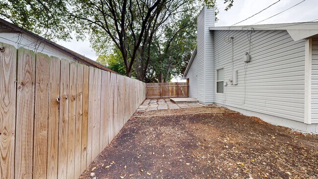 Building Photo - 2208 Cooke Dr