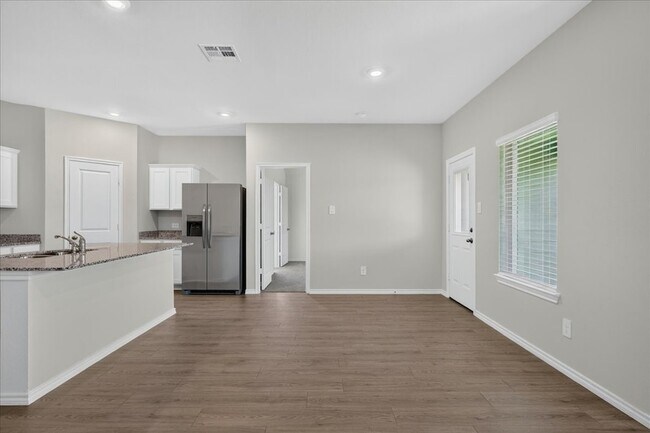 Building Photo - 717 Sweet Pea Dr