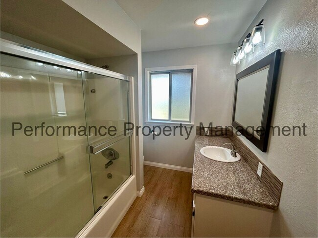 Building Photo - Charming 3 Bed/2 Bath NW Bakersfield Home w/ Solar, RBP & $0 Deposit Option