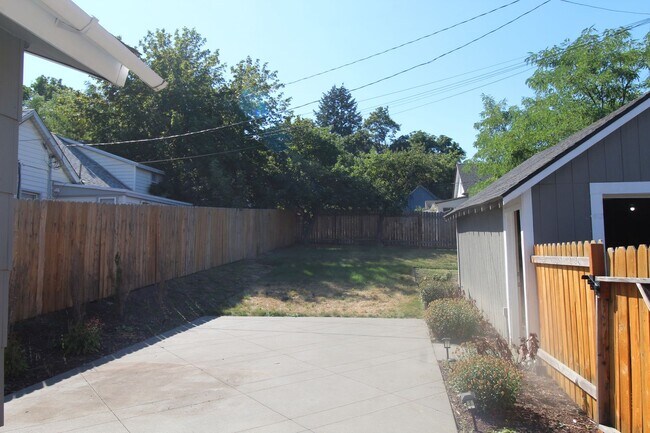 Building Photo - 614 E Hartson Ave