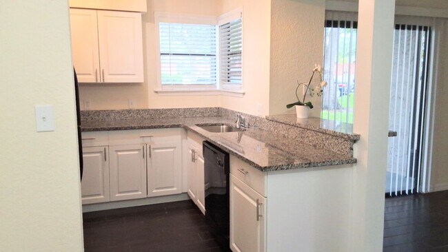 Building Photo - Beautiful Remodeled First Floor 2/2 Condo ...