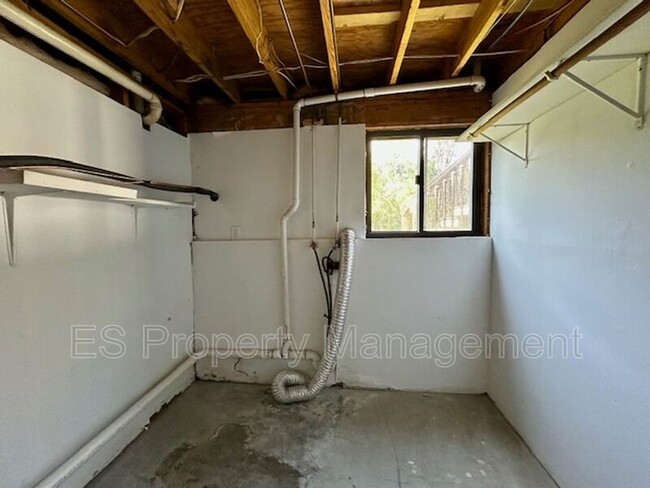 Building Photo - 1180 Standish Dr