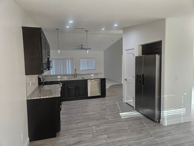 Building Photo - Los Lagos 3 Bed Room Home with Lake Views