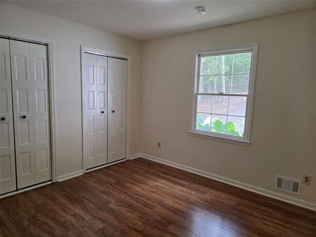 Building Photo - 984 Overlook Dr