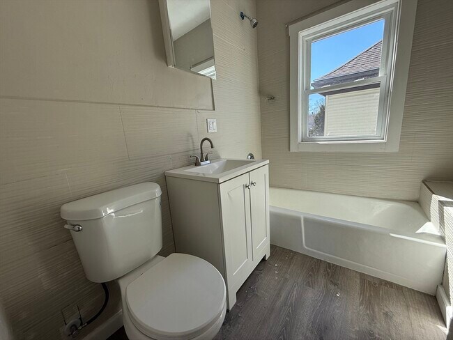 Building Photo - 68 Ash St