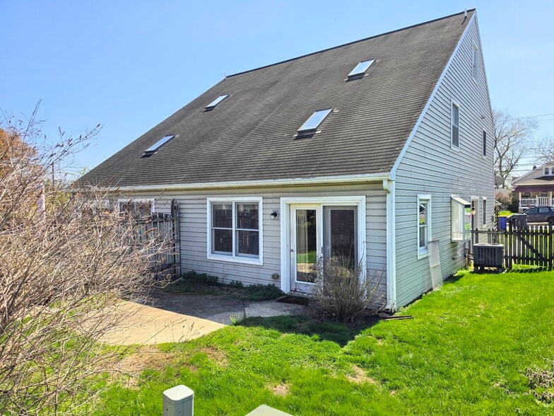 Building Photo - 391 E Jackson St