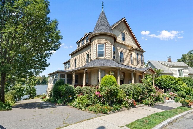 Primary Photo - 20 Crystal St