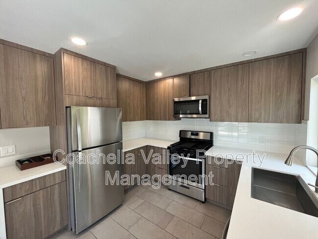 Building Photo - 835 Nueva Vista Dr S