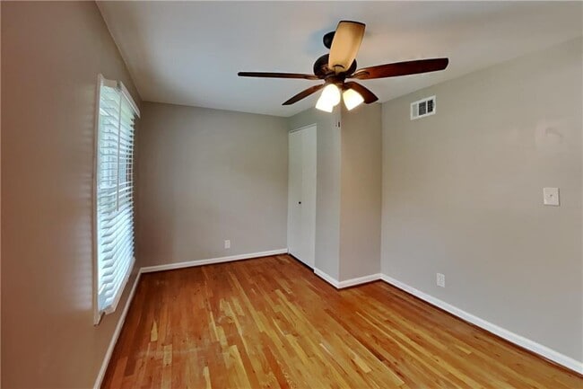 Building Photo - 3770 Fox Hills Dr SE