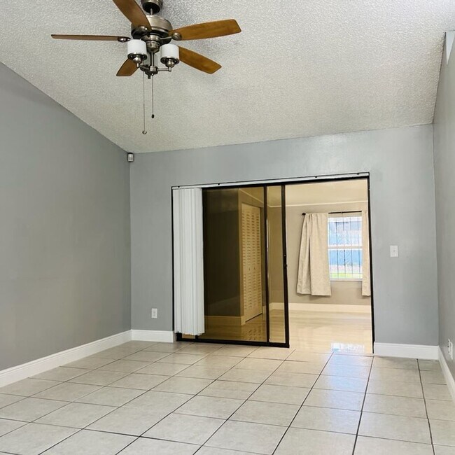 Building Photo - UCF Duplex