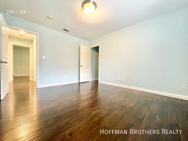 Building Photo - 806 N Las Palmas Ave