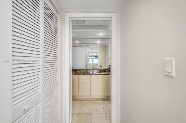 Building Photo - 6917 Collins Ave
