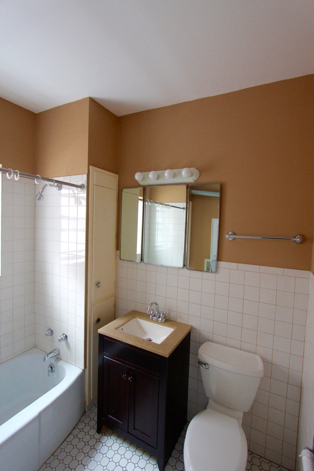 bath - 1109 S Oak Park Ave