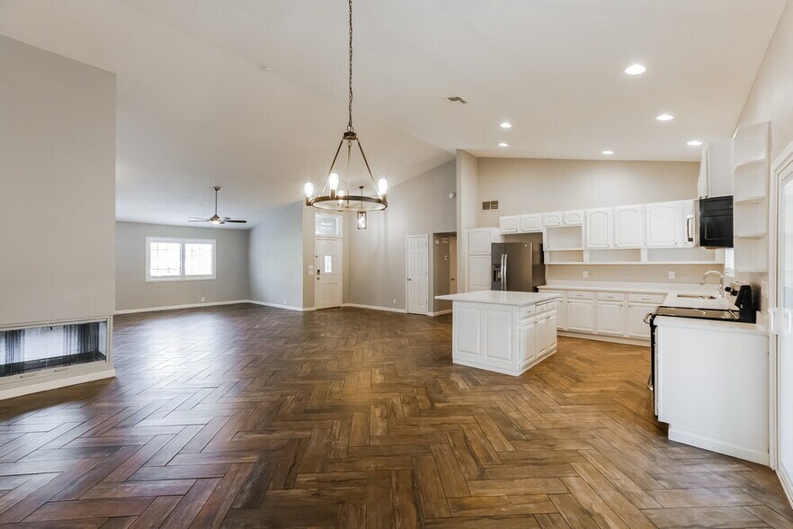Building Photo - 1214 E Greenway Cir