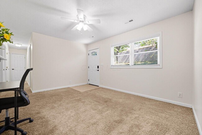 Building Photo - 455 Lakeview Dr