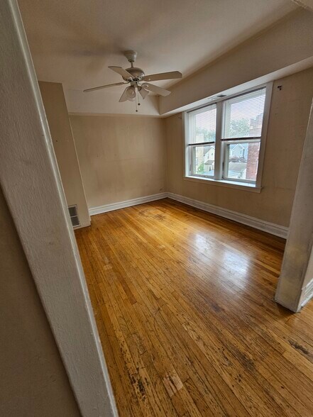 Building Photo - 3054 W Berteau Ave